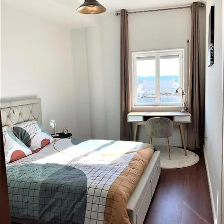 Charm Center 140m2 & Free Parking Apartment